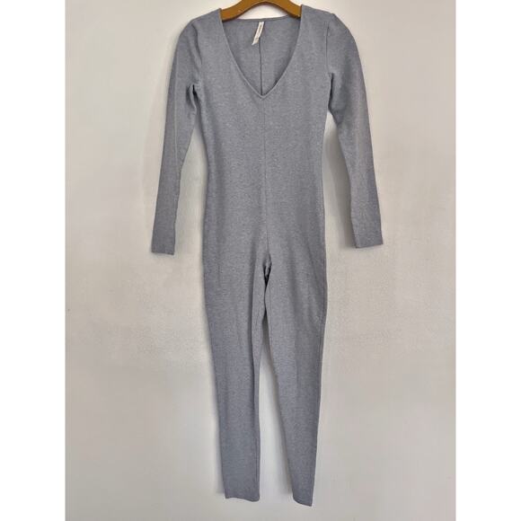 Aritzia The Group Babaton Jumpsuit M Gray Long Sleeve Fitted Athletic Bodyshape - Picture 1 of 11